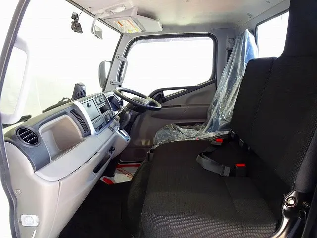 アドブルー　ターボ　排気ブレーキ　車線逸脱警報装置　衝突被害軽減ブレーキ　フォグランプ　トラクションコントロール|三菱 キャンター 2PG-FGA50(4WD)の写真8