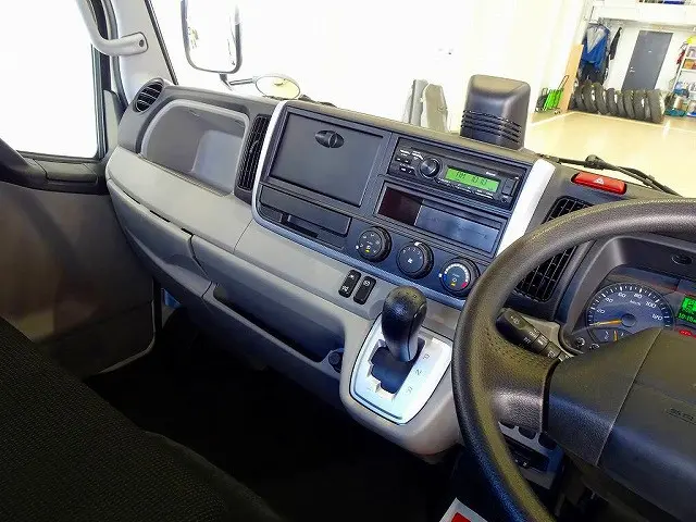 AC　PS　PW　SRS　ABS　キーレス　左右電格ミラー/ヒーター　運転席肘掛け　AM/FMラジオ　ETC　ドライブレコーダー　インパネAT　2ペダル|三菱 キャンター 2PG-FGA50(4WD)の写真9