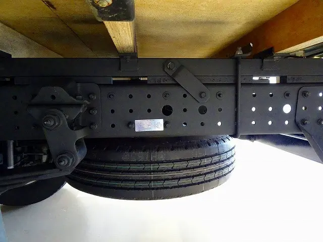 燃料タンク100L　右シャシ中央/リア工具箱　タイヤ止め2個　シャーシは 錆止め/マフラー塗装 仕上げに力を入れています。|三菱 キャンター 2PG-FGA50(4WD)の写真37