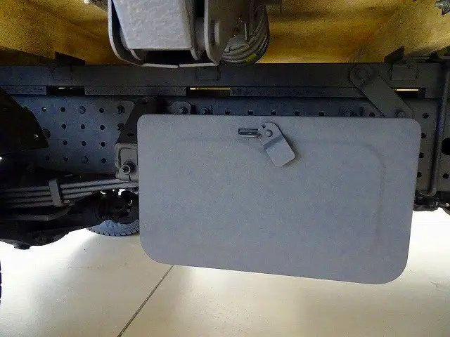 燃料タンク100L　右シャシ中央/リア工具箱　タイヤ止め2個　シャーシは 錆止め/マフラー塗装 仕上げに力を入れています。|三菱 キャンター 2PG-FGA50(4WD)の写真41