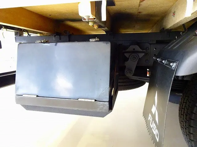 燃料タンク100L　右シャシ中央/リア工具箱　タイヤ止め2個　シャーシは 錆止め/マフラー塗装 仕上げに力を入れています。|三菱 キャンター 2PG-FGA50(4WD)の写真43