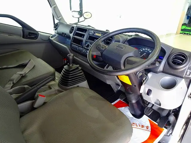 AC PS PW SRS ABS 集中ドアロック 左電格ミラー AM/FMラジオ ETC ターボ 排気ブレーキ アイドリングストップ トラクションコントロール|日野 デュトロ 2RG-XZU710M(2WD)の写真5