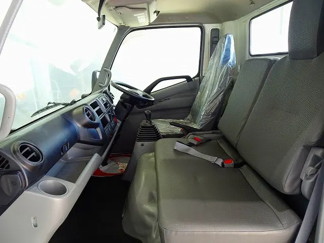 AC PS PW SRS ABS 集中ドアロック 左電格ミラー AM/FMラジオ ETC ターボ 排気ブレーキ アイドリングストップ トラクションコントロール|日野 デュトロ 2RG-XZU710M(2WD)の写真8