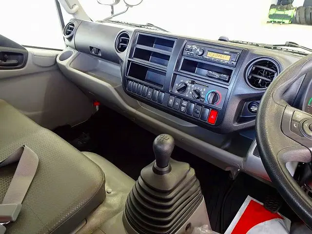 AC PS PW SRS ABS 集中ドアロック 左電格ミラー AM/FMラジオ ETC ターボ 排気ブレーキ アイドリングストップ トラクションコントロール|日野 デュトロ 2RG-XZU710M(2WD)の写真9