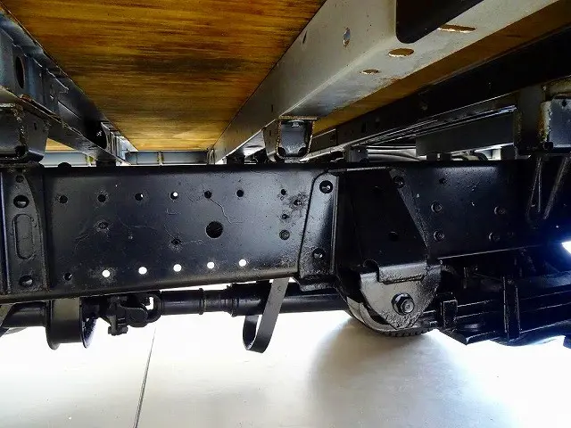 シャーシは 錆止め/マフラー塗装 仕上げに力を入れています。|日野 デュトロ 2RG-XZU710M(2WD)の写真35