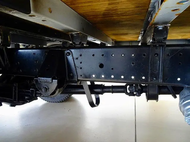シャーシは 錆止め/マフラー塗装 仕上げに力を入れています。|日野 デュトロ 2RG-XZU710M(2WD)の写真40