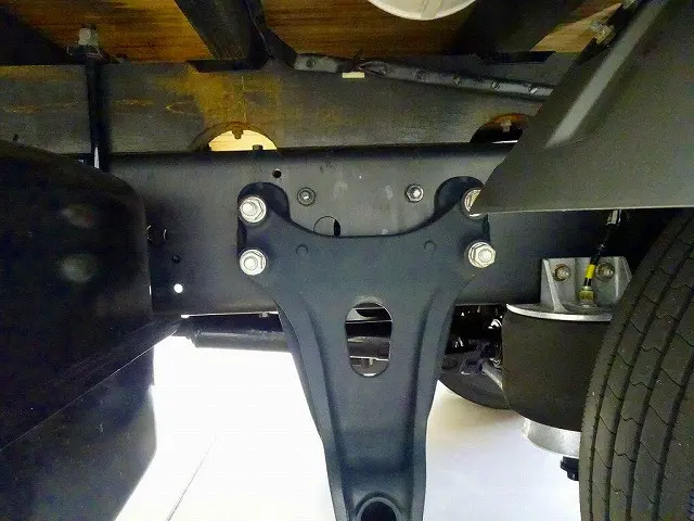 シャーシは 錆止め/マフラー塗装 仕上げに力を入れています。|いすゞ フォワード 2RG-FRR90T2(2WD)の写真42