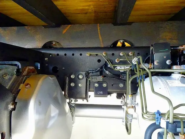 シャーシは 錆止め/マフラー塗装 仕上げに力を入れています。|いすゞ フォワード 2RG-FRR90T2(2WD)の写真46