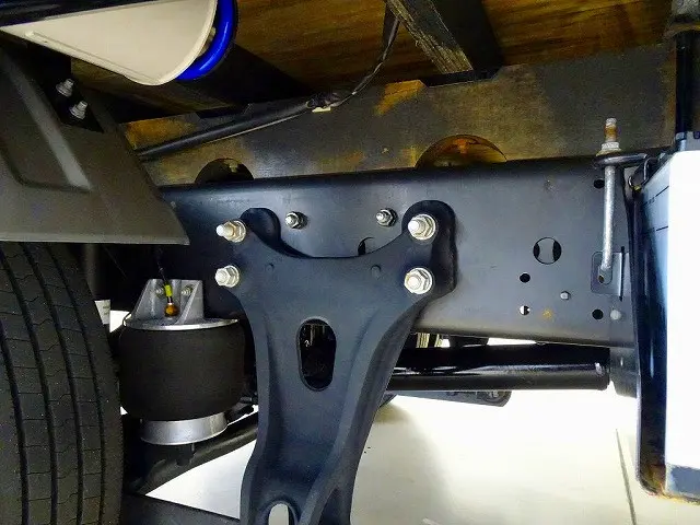 シャーシは 錆止め/マフラー塗装 仕上げに力を入れています。|いすゞ フォワード 2RG-FRR90T2(2WD)の写真47