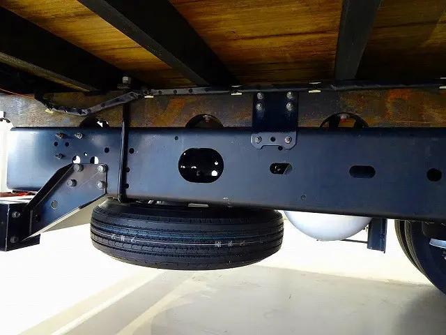 シャーシは 錆止め/マフラー塗装 仕上げに力を入れています。|いすゞ フォワード 2RG-FRR90T2(2WD)の写真48