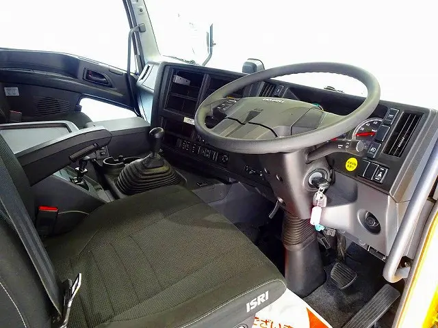 オートAC　PS　PW　SRS　ABS　キーレス　左電格ミラー/ヒーター/ワイパー　運転席ISRIエアサスシート/肘掛付/ヒーター/クーラー　AM/FM　ETC2.0　バックモニター|いすゞ ギガ 2PG-CYJ77C(8x4)の写真5