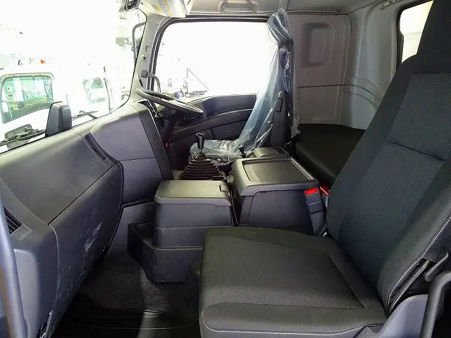 排気ブレーキ　T/Mリターダ　デフロック　坂道発進補助装置　車線逸脱警報装置　衝突被害軽減ブレーキ　アイドリングストップ　フォグランプ　トラクションコントロール　|いすゞ ギガ 2PG-CYJ77C(8x4)の写真9