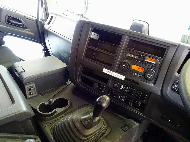 オートAC　PS　PW　SRS　ABS　キーレス　左電格ミラー/ヒーター/ワイパー　運転席ISRIエアサスシート/肘掛付/ヒーター/クーラー　AM/FM　ETC2.0　バックモニター|いすゞ ギガ 2PG-CYJ77C(8x4)の写真10