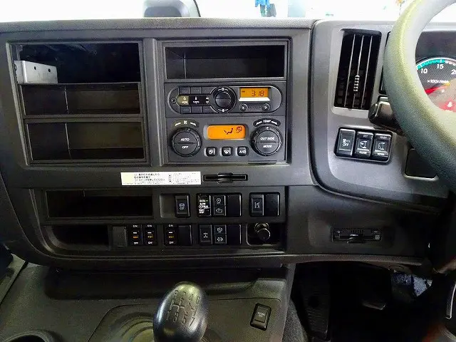 排気ブレーキ　T/Mリターダ　デフロック　坂道発進補助装置　車線逸脱警報装置　衝突被害軽減ブレーキ　アイドリングストップ　フォグランプ　トラクションコントロール　|いすゞ ギガ 2PG-CYJ77C(8x4)の写真11