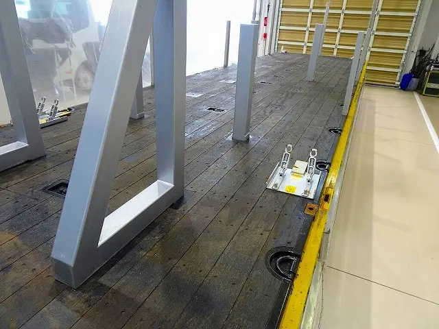 荷台内寸：960×243×28　五方開　左右中間/リアアオリ支柱脱着可　左右床フック13対/中央埋め込みフック12個|いすゞ ギガ 2PG-CYJ77C(8x4)の写真33