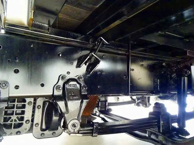 シャーシは 錆止め/マフラー塗装 仕上げに力を入れています。|いすゞ ギガ 2PG-CYJ77C(8x4)の写真39