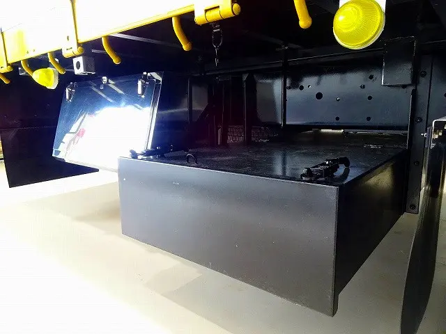 リアシャシりん木入れケース　右シャシ中央/リアステンレス製工具箱|いすゞ ギガ 2PG-CYJ77C(8x4)の写真49