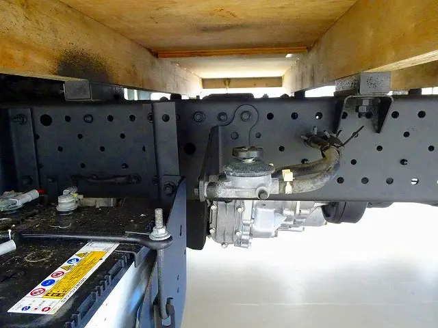 シャーシは 錆止め/マフラー塗装 仕上げに力を入れています。|いすゞ エルフ TRG-NHS85A(4WD)の写真33