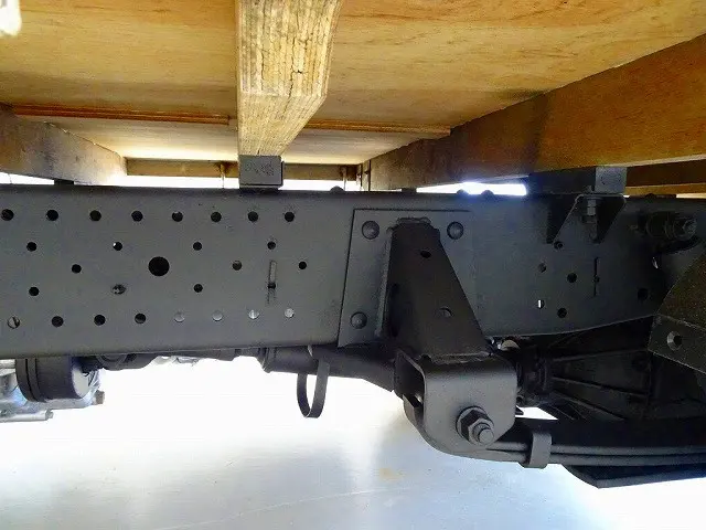 シャーシは 錆止め/マフラー塗装 仕上げに力を入れています。|いすゞ エルフ TRG-NHS85A(4WD)の写真34