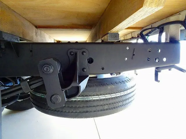 シャーシは 錆止め/マフラー塗装 仕上げに力を入れています。|いすゞ エルフ TRG-NHS85A(4WD)の写真35