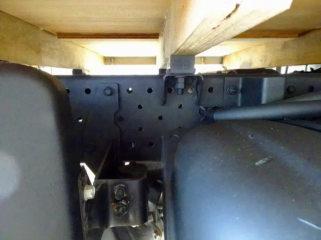 シャーシは 錆止め/マフラー塗装 仕上げに力を入れています。|いすゞ エルフ TRG-NHS85A(4WD)の写真39