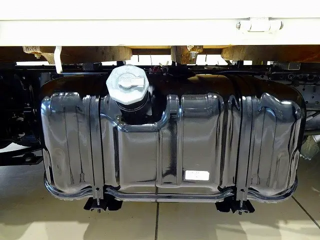 燃料タンク75L　シャーシは 錆止め/マフラー塗装 仕上げに力を入れています。|いすゞ エルフ TPG-NJR85A(2WD)の写真38
