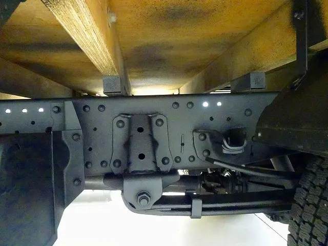 シャーシは 錆止め/マフラー塗装 仕上げに力を入れています。|いすゞ エルフ 2PG-NPS88AR(4WD)の写真37