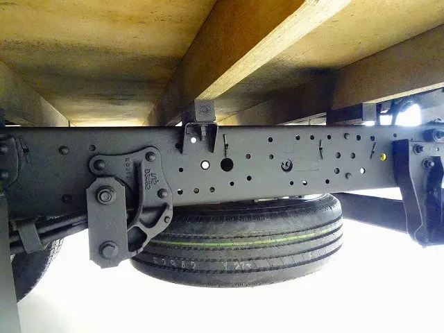 シャーシは 錆止め/マフラー塗装 仕上げに力を入れています。|いすゞ エルフ 2PG-NPS88AR(4WD)の写真38