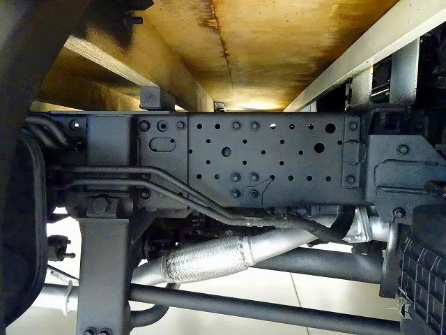 シャーシは 錆止め/マフラー塗装 仕上げに力を入れています。|いすゞ エルフ 2PG-NPS88AR(4WD)の写真41