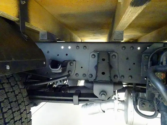 シャーシは 錆止め/マフラー塗装 仕上げに力を入れています。|いすゞ エルフ 2PG-NPS88AR(4WD)の写真43