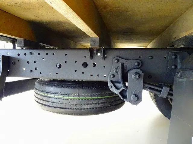 シャーシは 錆止め/マフラー塗装 仕上げに力を入れています。|いすゞ エルフ 2PG-NPS88AR(4WD)の写真44