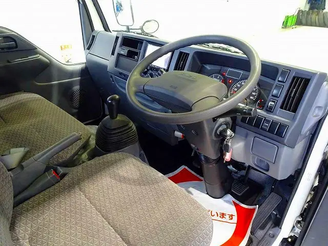 AC　PS　PW　SRS　ABS　キーレス　社外メモリーナビ/バックカメラ連動/フルセグTV/DVD(CN-RE05D)　ETC　ドラレコ　ターボ　アイドリングストップ　トラクションコントロール|いすゞ エルフ TRG-NHR85A(2WD)の写真5
