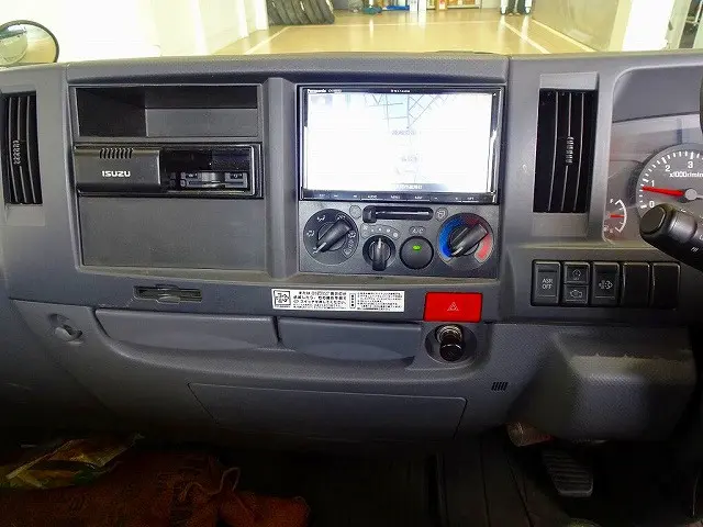 いすゞ エルフ TRG-NHR85A(2WD)の写真10
