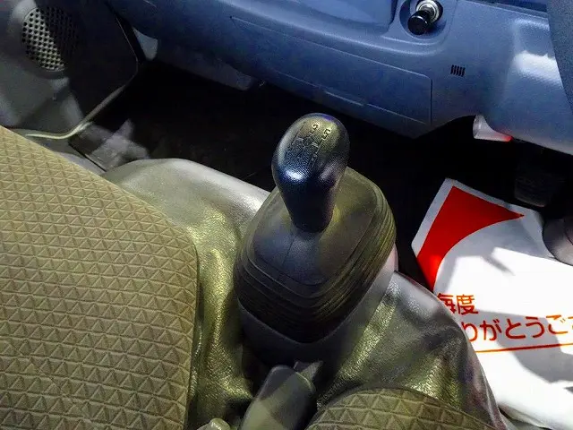 フロア5MT|いすゞ エルフ TRG-NHR85A(2WD)の写真17