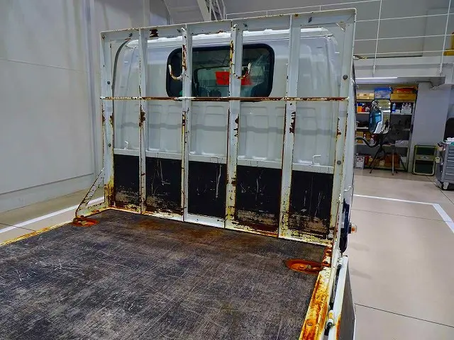荷台内寸：311×162×38　三方開　埋め込みフック4対　前立て鳥居補強加工(ボルト止め)/回転Jフック2個/左右角出しアングル付　リアアオリチェーン2個|いすゞ エルフ TRG-NHR85A(2WD)の写真25