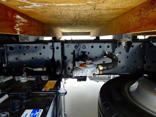 燃料タンク63L　シャーシは 錆止め/マフラー塗装 仕上げに力を入れています。|いすゞ エルフ TRG-NHR85A(2WD)の写真36