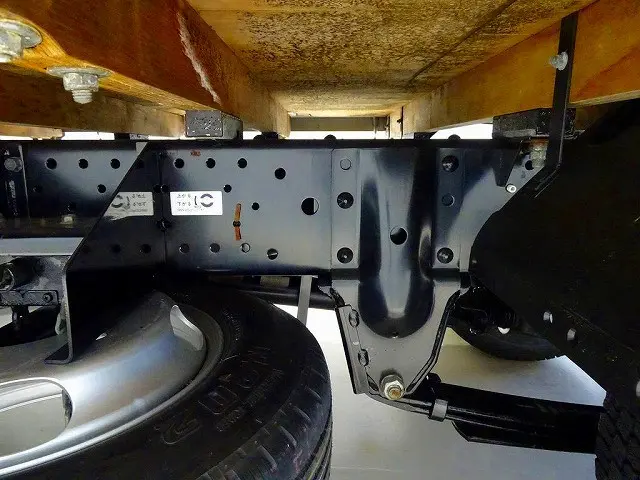 燃料タンク63L　シャーシは 錆止め/マフラー塗装 仕上げに力を入れています。|いすゞ エルフ TRG-NHR85A(2WD)の写真37