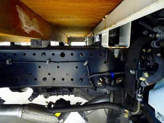 燃料タンク63L　シャーシは 錆止め/マフラー塗装 仕上げに力を入れています。|いすゞ エルフ TRG-NHR85A(2WD)の写真41