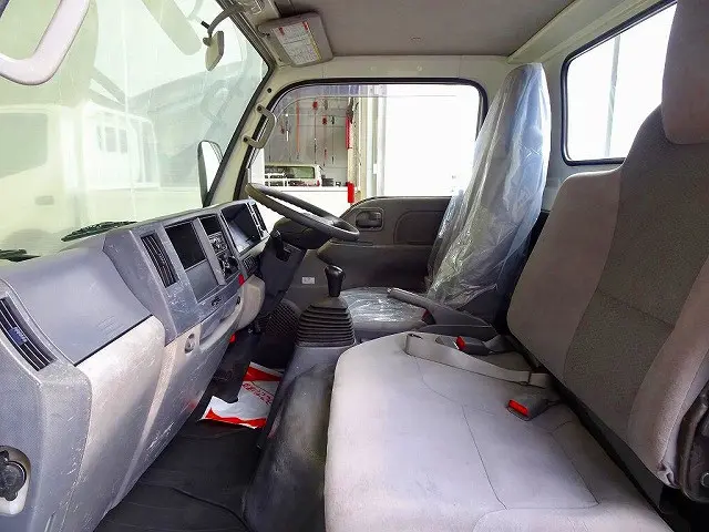 AC PS PW SRS ABS キーレス(不良) AM/FMラジオ ターボ アイドリングストップ|いすゞ エルフ TRG-NHR85A(2WD)の写真8