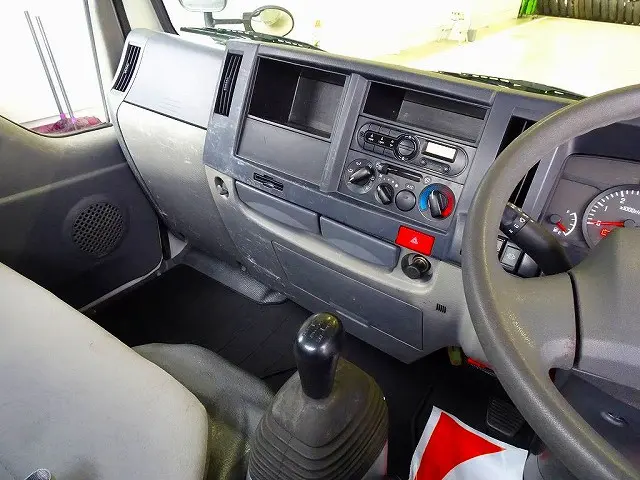 AC PS PW SRS ABS キーレス(不良) AM/FMラジオ ターボ アイドリングストップ|いすゞ エルフ TRG-NHR85A(2WD)の写真9