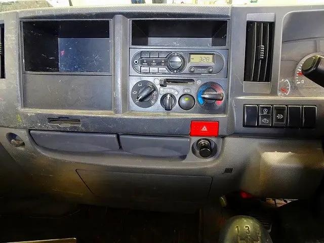 いすゞ エルフ TRG-NHR85A(2WD)の写真10