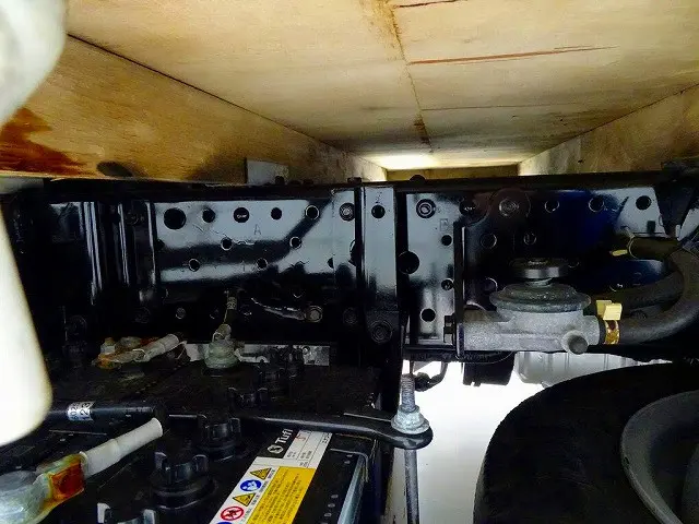 燃料タンク63L シャーシは 錆止め/マフラー塗装 仕上げに力を入れています。|いすゞ エルフ TRG-NHR85A(2WD)の写真31