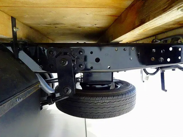 燃料タンク63L シャーシは 錆止め/マフラー塗装 仕上げに力を入れています。|いすゞ エルフ TRG-NHR85A(2WD)の写真33