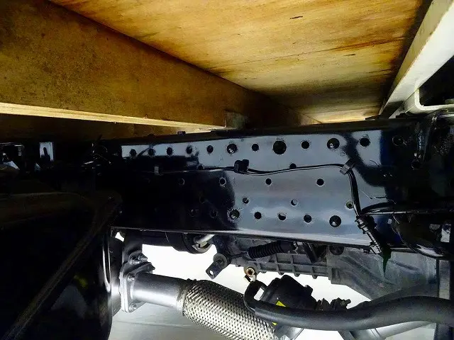 燃料タンク63L シャーシは 錆止め/マフラー塗装 仕上げに力を入れています。|いすゞ エルフ TRG-NHR85A(2WD)の写真36