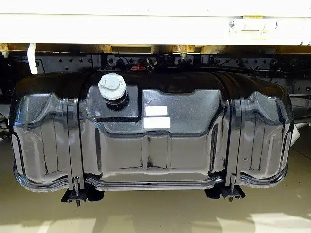 燃料タンク63L シャーシは 錆止め/マフラー塗装 仕上げに力を入れています。|いすゞ エルフ TRG-NHR85A(2WD)の写真37