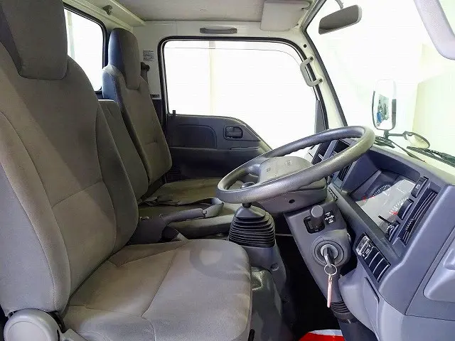 AC　PS　PW　SRS　ABS　キーレス　左電格ミラー　AM/FMラジオ　ターボ　排気ブレーキ　坂道発進補助装置　アイドリングストップ　フォグランプ　トラクションコントロール|いすゞ エルフ TKG-NJR85A(2WD)の写真6