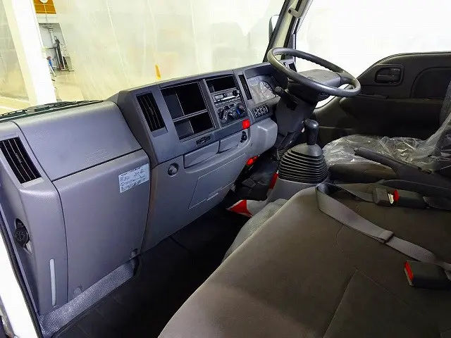 AC　PS　PW　SRS　ABS　キーレス　左電格ミラー　AM/FMラジオ　ターボ　排気ブレーキ　坂道発進補助装置　アイドリングストップ　フォグランプ　トラクションコントロール|いすゞ エルフ TKG-NJR85A(2WD)の写真7