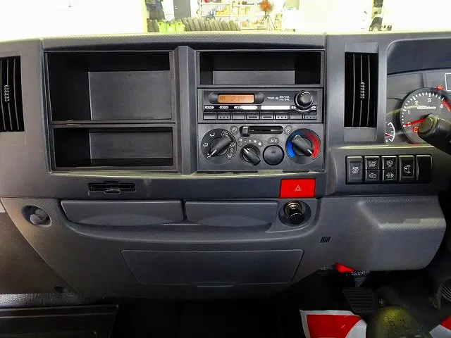 AC　PS　PW　SRS　ABS　キーレス　左電格ミラー　AM/FMラジオ　ターボ　排気ブレーキ　坂道発進補助装置　アイドリングストップ　フォグランプ　トラクションコントロール|いすゞ エルフ TKG-NJR85A(2WD)の写真10