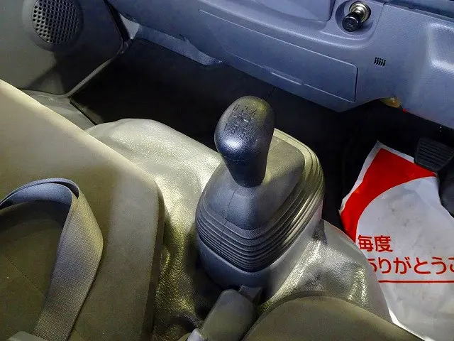 フロア5MT|いすゞ エルフ TKG-NJR85A(2WD)の写真12