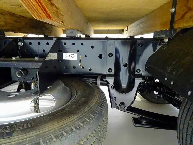 燃料タンク75L　シャーシは 錆止め/マフラー塗装 仕上げに力を入れています。|いすゞ エルフ TKG-NJR85A(2WD)の写真32